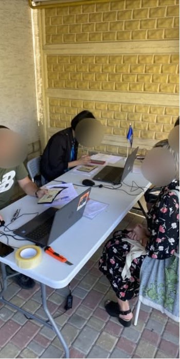 Сергій на роботі під час видачі допомоги членам маріупольської громади/Serhii at work during the distribution of aid to members of the Mariupol community