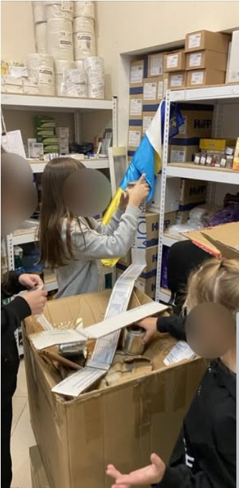 донька подружжя, робить окопні свічки/The couple’s daughter makes trench candles